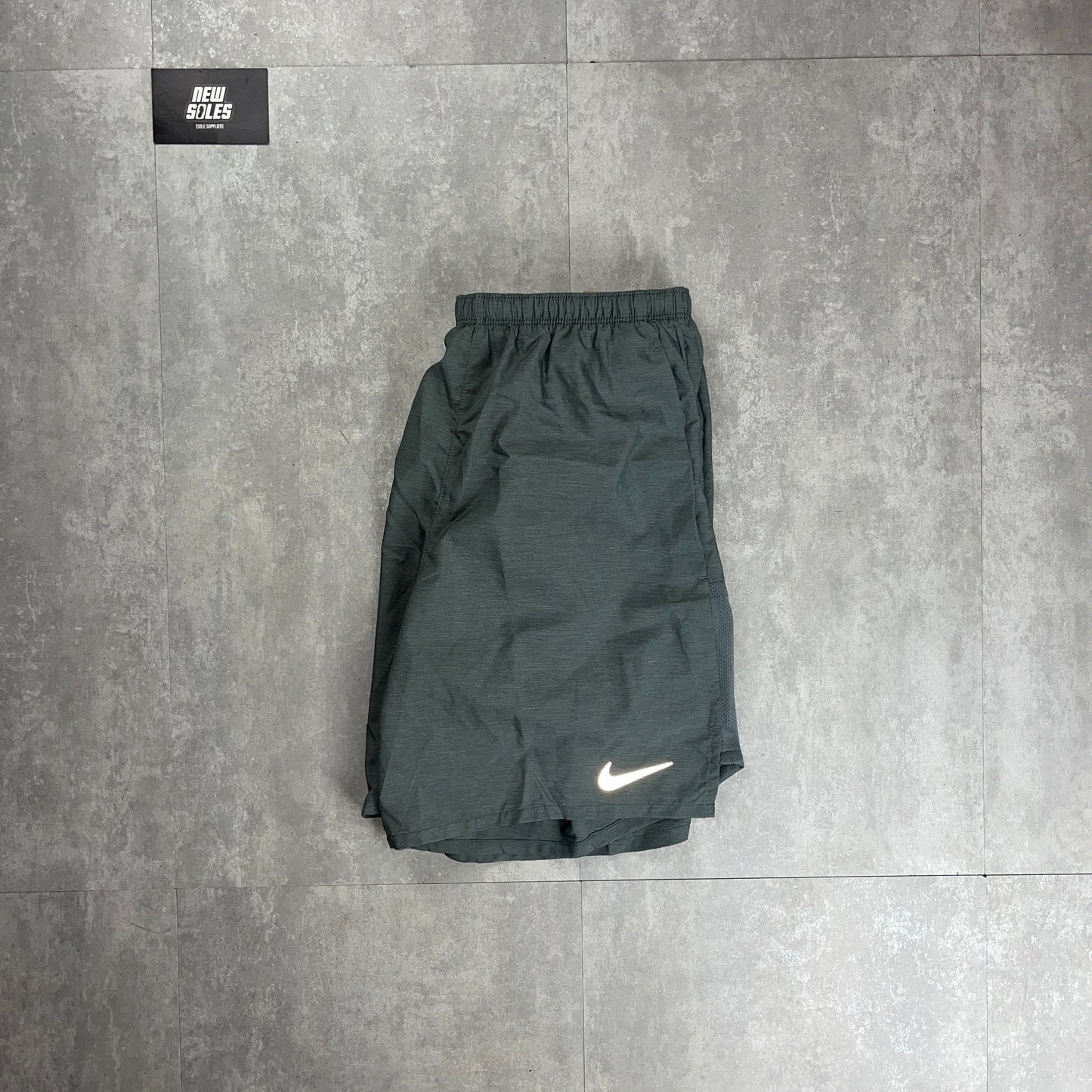 Nike Dri-Fit Challenger 7" Shorts 'Grey’
